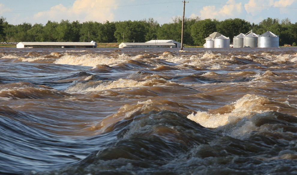 Затопленная долина реки 5. Наводнение в Миссисипи. Наводнения в Иллинойсе. Бушующая река наводнение. Затопляет берега реки.